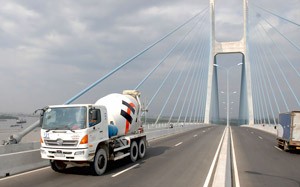 The Phu My Bridge in HCMC opened to trucks and tankers on March 18. (Photo:SGGP)